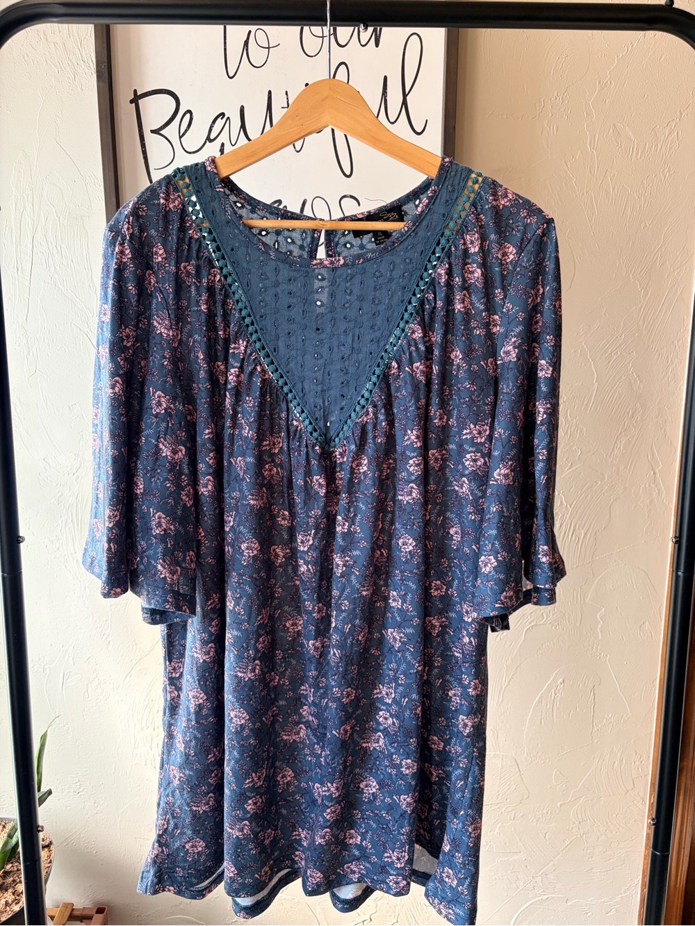 Suzanne Betro Women's XL Blue Pink Floral Eyelet V-Neck 3/4 Sleeve Top